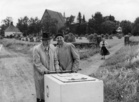 Tämäkin kuva iloisista jäätelönmyyjistä vuonna 1949 löytyy uudesta kuvakirjasta.Kuvassa jäätelöä myyvät professorit L.A. Puntila ja E. Jutikkala.
