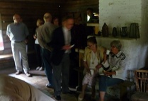 Kahvi ja pulla maistui seurustelun lomassa.