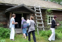 Sunnuntaina 17.7.2011 Sääksmäki-seura tarjosi kotiseutumuseolla perinteiset kesävieraiden kirkkokahvit.