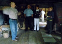 Turtiaisen Pekka kertoili vieraille museorakennuksen historiasta sekä museon esineistä.