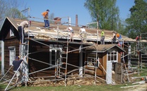 Sääksmäki-seura kunnostaa Kauppailanmäen museoalueella (os. Kauppilankatu 13) kolmen eri rakennuksen pärekatot kevään ja kesän 2010 aikana. Talkooväkeä 15.5. oli sopivasti - hommat sujuivat jouhevasti!