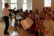 Puhallinmusiikista vastasi Vanhat nuorikot Pekka Nummisen johtamana.