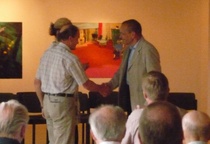 Seuran puheenjohtaja RIsto Tiainen ja sihteeri Marju Lemola luovuttavat Sääksmäki-mitalin Jussi Kuulialalle. 