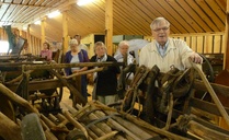 Lopuksi kävimme Lellan tilalla, jonka omistajapariskunta Risto ja Sirkka Järvinen esittelivat meille hevosvetoisten työkoneiden museotaan. Varsinaiset työkoneet sijaitsevat remontoidun navetan yläkerrassa ...