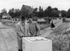 Tämäkin kuva iloisista jäätelönmyyjistä vuonna 1949 löytyy uudesta kuvakirjasta.Kuvassa jäätelöä myyvät professorit L.A. Puntila ja E. Jutikkala.